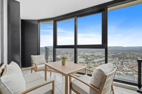 Luxe Canal View APT in Surfers Steps from the Sea